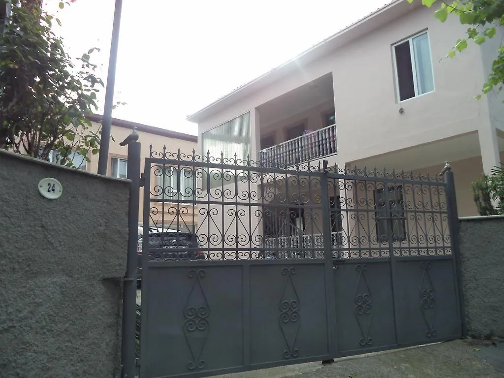 Maiko'S House Guest House Batumi Georgia